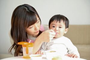 食べ物アレルギーは低年齢の子どもに多い？原因や対策をわかりやすく解説
