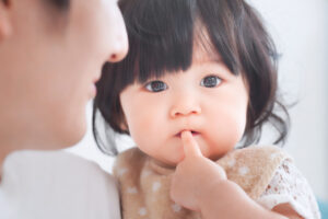 赤ちゃんの目が気になるときは？家庭でチェックしたいポイントと受診の目安