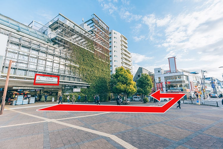「大岡山」駅「中央改札」を出て、左手の横断歩道を渡って左に進みます（マクドナルドがあります）。